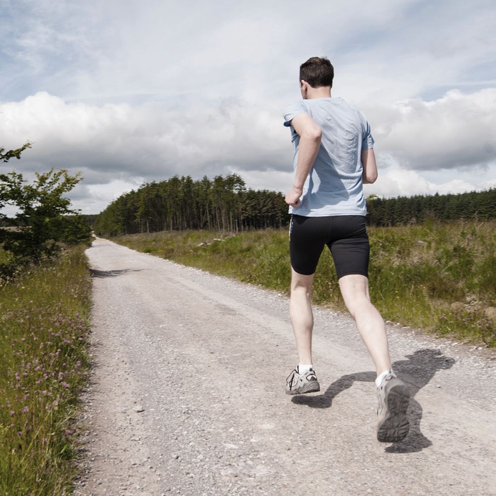 Меняться незначительно. Человек идет на камеру. Run.